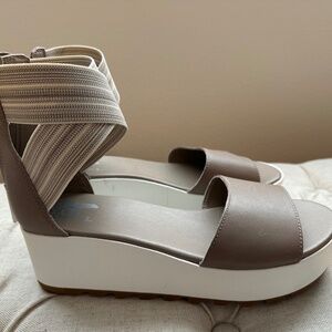 Sorel wedge platform sandal